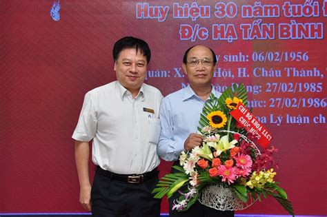 Lễ trao tặng Huy hiệu 30 năm tuổi Đảng