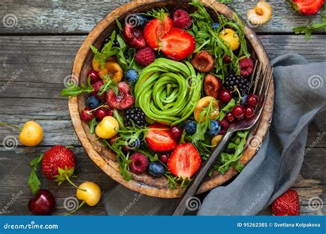 Verse Salade Met Fruit Bes En Groenten Stock Afbeelding Image Of