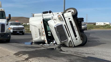 Vuelca tráiler en rotonda de Carretera a Piedras Negras iba cargado de