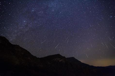 Geminid Meteor in the night sky 10452045 Stock Photo at Vecteezy