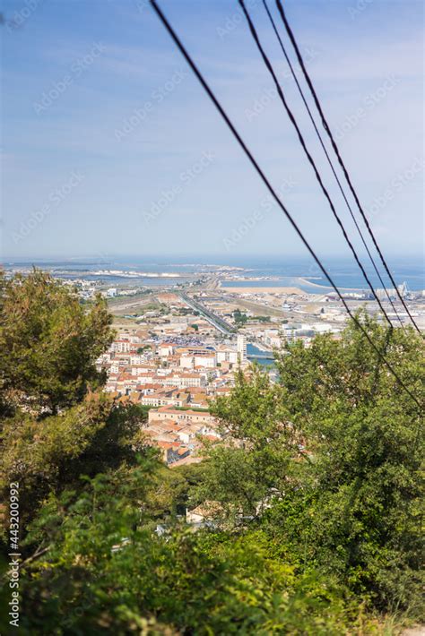 Vue sur la ville de Sète entre l étang de Thau et la mer Méditerranée