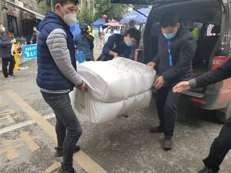 工作人员见证抗疫一线暖心一幕——风寒夜爱心市民送来100套棉絮、四件套 重庆日报网