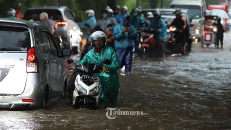 UPDATE Banjir Di Jakarta Selasa Daftar 31 RT Terendam 50 Jiwa Dari 10