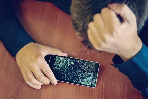 O Homem Desesperado E Surpreendido Guarda Smartphone Rachado Smartphone