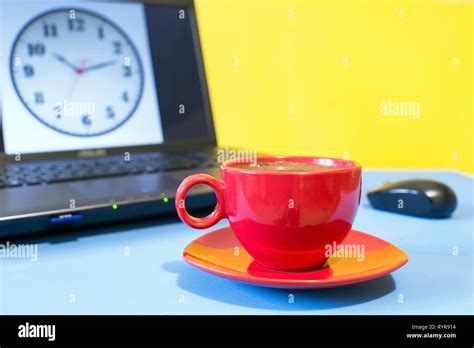 Rojo Taza De Caf En Un Cuadro Azul Sobre El Fondo De La Pantalla Del