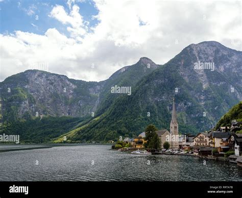 Sch Nen Hallstatt Dorf Und Alpinen See Hallstatt Ist Ber Hmt In