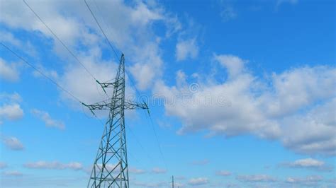 L Neas El Ctricas De Alta Tensi N En El Fondo De Nubes Dram Ticas