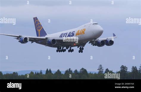 Atlas air boeing 747 jumbo jet cargo Stock Videos & Footage - HD and 4K ...