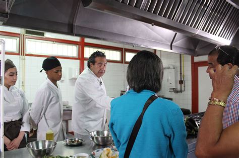 Dos J Venes De Fp B Sica Voluntarios En El Taller De Cocina Para