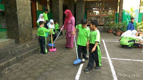 Menjaga Kebersihan Lingkungan Sekolah - Homecare24