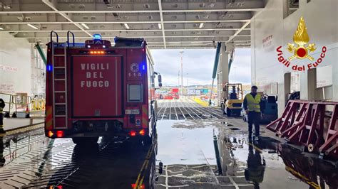 Divampa Incendio Su Nave Cargo Ormeggiata Al Porto Di Catania