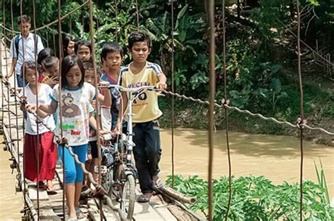 Jembatan Gantung Permudah Akses Antar Desa