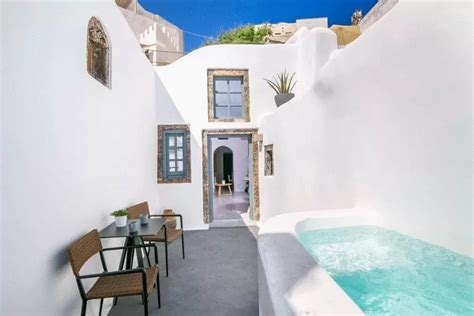 Santorini cave houses: Their wondrous evolving history