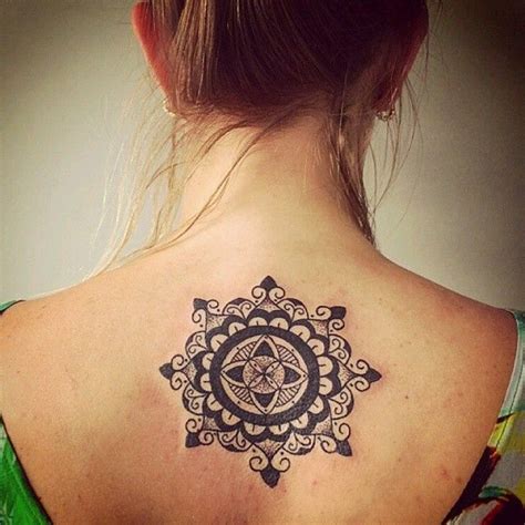 Tattoo Mandala Sulla Schiena Tatuaggi Fotografia Tatuaggi Mandala