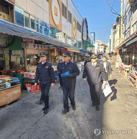 전통시장 점검하는 최민철 강원특별자치도소방본부장 연합뉴스