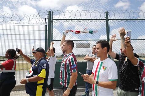 As Imagens Da Euforia Dos Adeptos Do Estrela Da Amadora Na Chegada Da