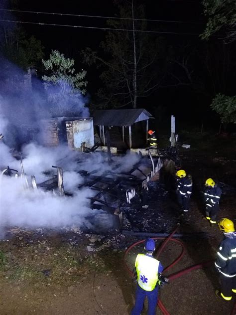 Residência de madeira é destruída por incêndio Rádio RuralFM