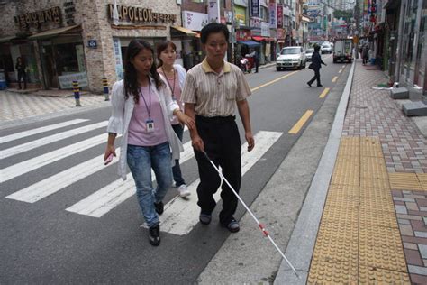 `아름다운 동행`막막한 시각장애인 독립보행 도와드려요 부산의 대표 정론지 국제신문