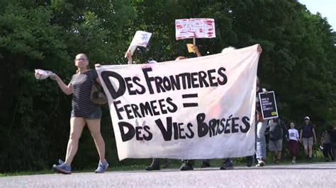 Une Marche Symbolique Pour Manifester Contre La Fermeture Du Chemin