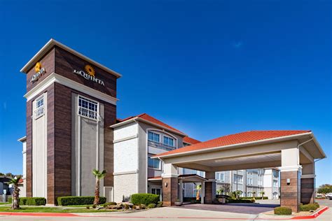 La Quinta Inn & Suites by Wyndham Garland Harbor Point | Garland, TX Hotels