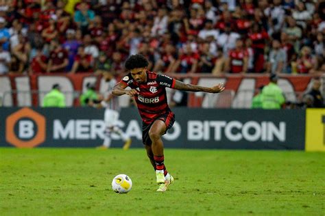 Flamengo Negocia Acordo Salarial Vitinho Mercado Do Futebol