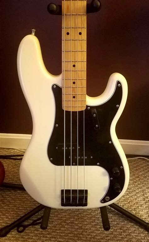 Squier Matt Freeman Precision Bass