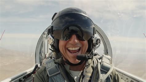 does tom cruise know how to fly a jet