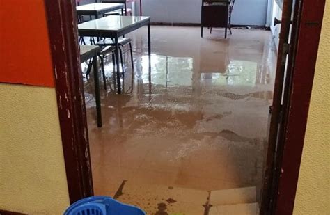 Imagens mostram a Escola Básica de Aranguez as salas alagadas