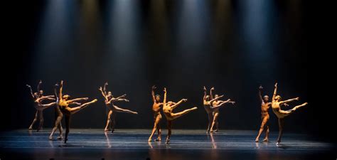 Ballet In Nyc Complexions Contemporary Ballet At The Joyce Theater