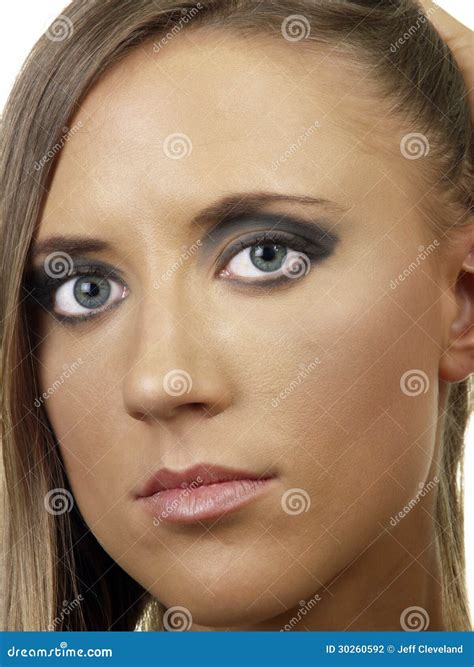 Jeune Femme Caucasienne Blonde De Portrait Serré De Plan Rapproché Photo stock Image du maigre
