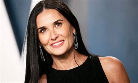 Demi Moore Ses clichés en bikini à la plage enflamment ses fans son âge n est qu un détail