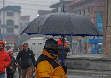 In Photos: Season’s First Snowfall In Srinagar – Kashmir Observer