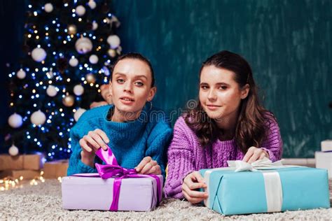 Duas Belas Mulheres Presentes Nas Terras Das Rvores De Natal Ano