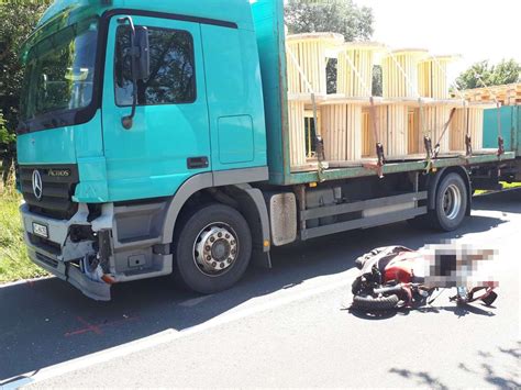 Tödlicher Unfall Rollerfahrerin kracht in Lkw und stirbt Oberfranken