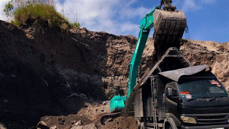 AWESOME Kobelco SK200 Excavator Loading Rocky Sand Into Trucks Non Stop