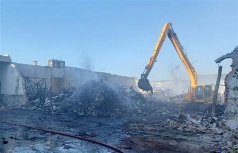 Incendio en barrio Don Bosco siguen los trabajos en el galpón que fue