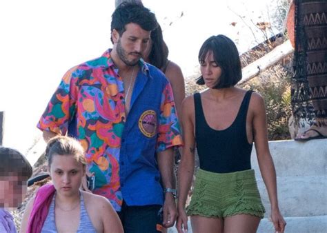 Aitana Y Sebastián Yatra Pasean Su Amor Por Las Playas De Ibiza