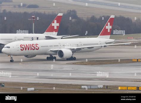 Die Boeing 777-300ER B77W der Fluglinie Swiss LX / SWR mit der ...