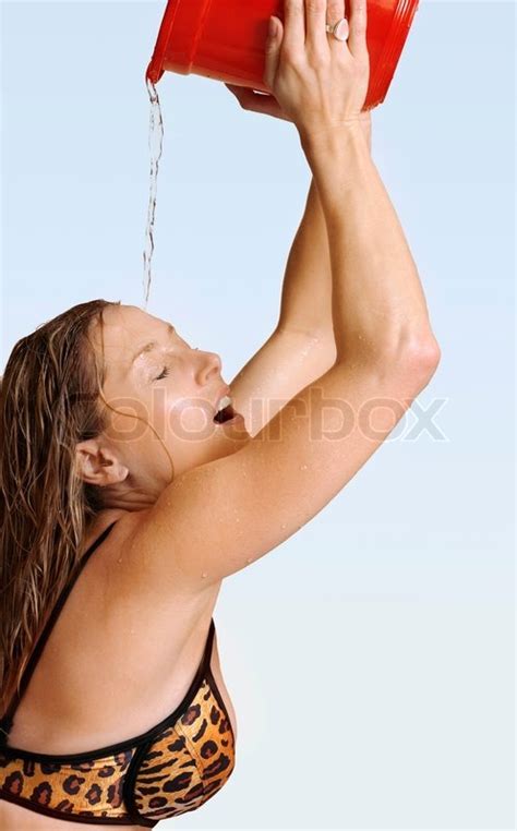 Frau Im Bikini K Hlt Gie T Wasser Stock Bild Colourbox