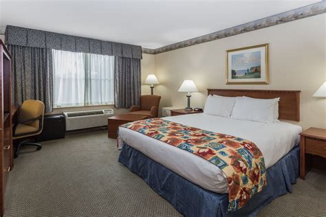 Baymont by Wyndham Waterford/Burlington WI | Waterford, WI Hotels