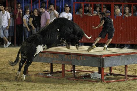 Valencia autorizará los bous al carrer en sus pedanías tras revocar