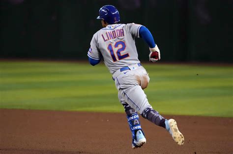 Phillies Fan Imitates Mets Francisco Lindor S Celebration After Rbi Double