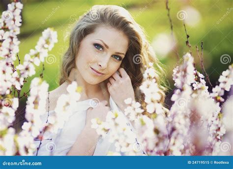 Verticale De Jeune Femme Blonde Romantique Image Stock Image Du Mignon Beau