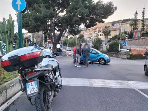 Imperia Scontro Auto Scooter Sul Lungomare Vespucci 19enne Al Pronto