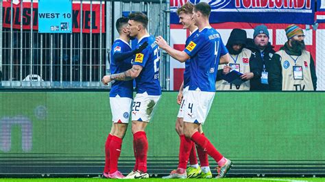 2 Liga Holstein Kiel besiegt Schalke und überholt den HSV NDR de