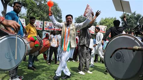 Congress Workers In Pondy Celebrate As Party Establishes Lead In Ktaka