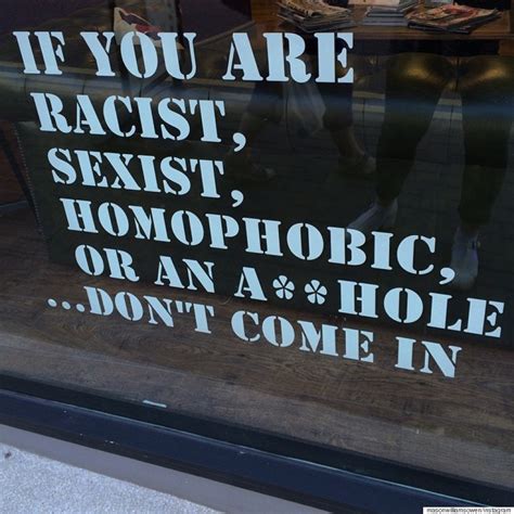 Padre si rifiuta di far tagliare i capelli al figlio da un parrucchiere gay la risposta è