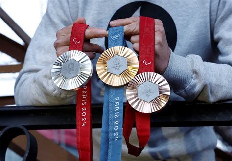 Presentan medallas para París 2024 con un trozo de la Torre Eiffel