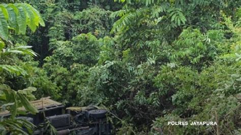 Kecelakaan Di Jayapura Truk Muatan Pasir Terjun Ke Jurang 2 Orang Tewas