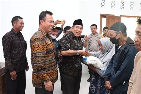 Nelayan Di Segara Katon Klu Dapat Bantuan Beras Lombok Post